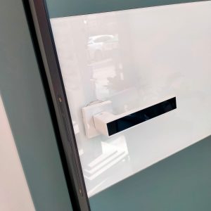 Laminētas iekšdurvis ar aluminija rāmi