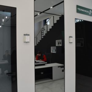 Laminētas iekšdurvis ar aluminija rāmi