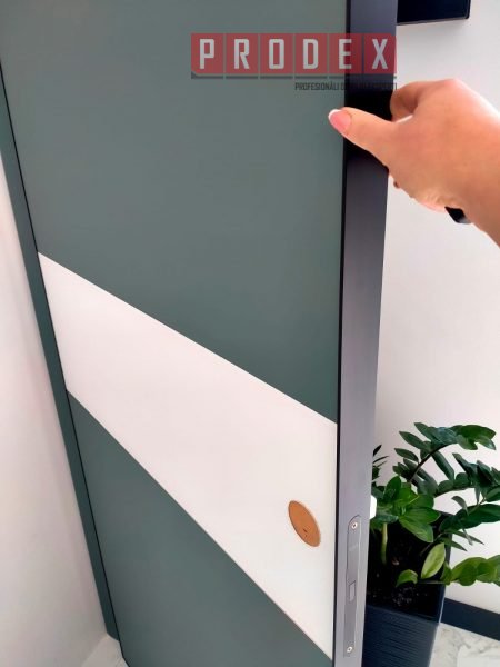 Laminētas iekšdurvis ar aluminija rāmi