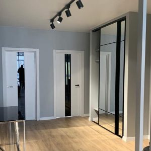 Laminētas iekšdurvis ar aluminija rāmi